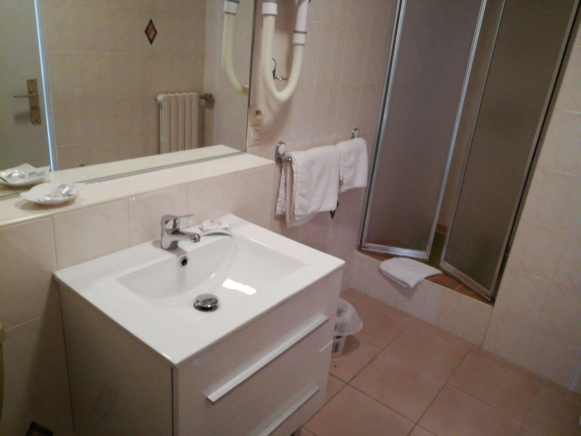 Contact Hotel Du Relais Thouars Exterior photo
